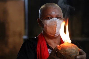 கணவருக்காக நீதிகோரி முடியை காணிக்கை செலுத்திய சந்தியா எக்னெலிகொட!