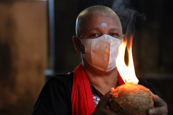 கணவருக்காக நீதிகோரி முடியை காணிக்கை செலுத்திய சந்தியா எக்னெலிகொட! - ஐபிசி தமிழ்