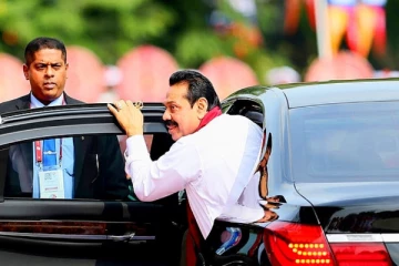 நீண்ட வரிசையில் காத்திருக்கும் மக்கள் - வீதியை மாற்றி பயணம் செய்த மஹிந்த