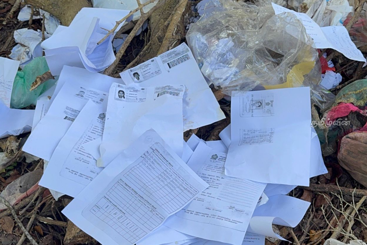 புதுக்குடியிருப்பில் வீதியோரங்களில் கொட்டப்பட்ட குப்பையில் சிக்கிய முக்கிய ஆவணங்கள் | Those Litter On The Roadsides In Pudukkudiyurup