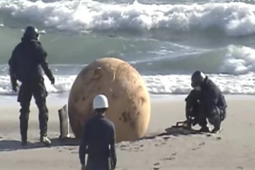 ஜப்பான் கடற்கரையில் கண்டெடுக்கப்பட்ட மர்ம பொருள்: குழப்பத்தில் அதிகாரிகள்!