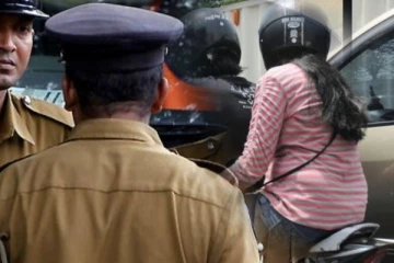 விலக்கு பிடிக்க சென்ற அதிகாரியை தலைக்கவசத்தால் தாக்கிய பெண்!
