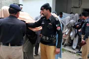 இளைஞருடன் நடனம்... கிராம நிர்வாகிகள் விதித்த தண்டனை: இரக்கமின்றி நிறைவேற்றிய குடும்பம்