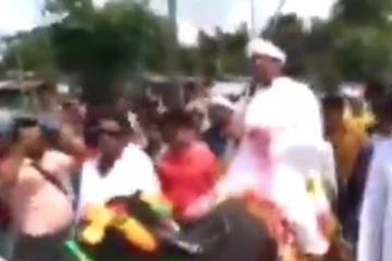 எருமையில் வந்து வேட்புமனு தாக்கல் செய்த வேட்பாளர்! ஏன் தெரியுமா? வைரல் வீடியோ