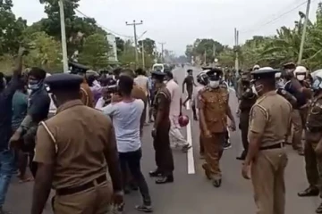 யாழில் சடலமாக மீட்கப்பட்ட இளைஞனுக்கு நீதிகோரி போராட்டம்: திடீரென குவிந்த பொலிஸார்