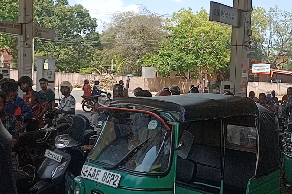 எரிபொருள் இல்லை ; வவுனியாவில் காட்சிபடுத்தப்பட்ட பதாகை | No Fuel Flag Displayed At Vavuniya