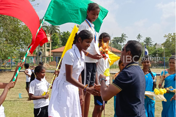 விளையாட்டுப்போட்டியில் வெற்றி பெற்ற மாணவர்களுக்கு பதக்கங்களையும் சான்றிதழ்களையும் வழங்கி வைத்த IBC குழும தலைவர் | Jaffna Tamil School Sports Meet 2023 Today