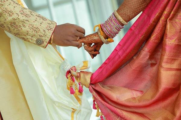 படுக்கையில் இருந்த 65 வயது நபரை தேடி வந்த 55 வயது பெண் - சுவாரஸ்ய பின்னணி! | 55 Old Woman 65 Year Old Worker In Bed Marriage