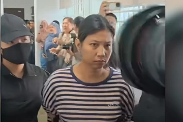 மன்னரைக் கட்டியணைக்க முயன்ற பெண்ணுக்கு தண்டனை