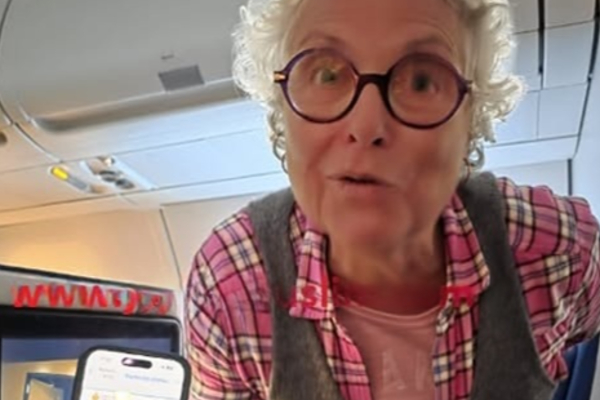 இலங்கைக்காக பறக்கும் விமானத்தில் வெளிநாட்டு பெண் செய்த நெகிழ்ச்சி செயல் | Foreign Woman S Touching Act On Flight To Lanka இலங்கைக்காக பறக்கும் விமானத்தில் வெளிநாட்டு பெண் செய்த நெகிழ்ச்சி செயல் | Foreign Woman S Touching Act On Flight To Lanka