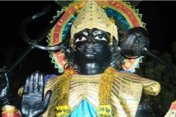 சனியின் கோரப்பிடியில் இருந்து தப்பிக்க இந்த மந்திரத்தை மட்டும் சொல்லுங்க... அதிசயம் நடக்கும்!