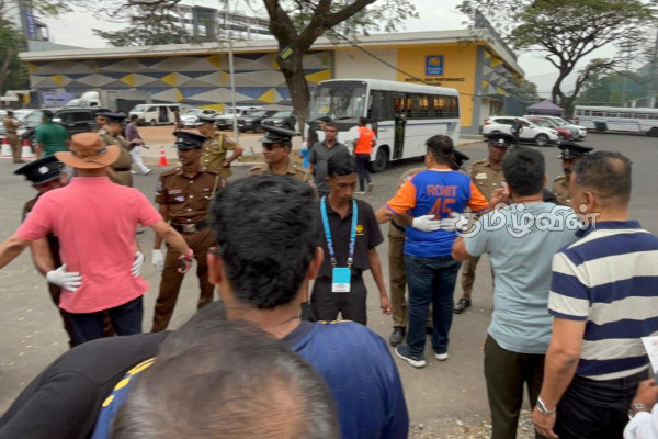 விறுவிறுப்பான இந்தியா - பாகிஸ்தான் கிரிக்கெட் போட்டி! மைதானத்தின் தற்போதைய களநிலவரம் | Pak Vs Ind Live