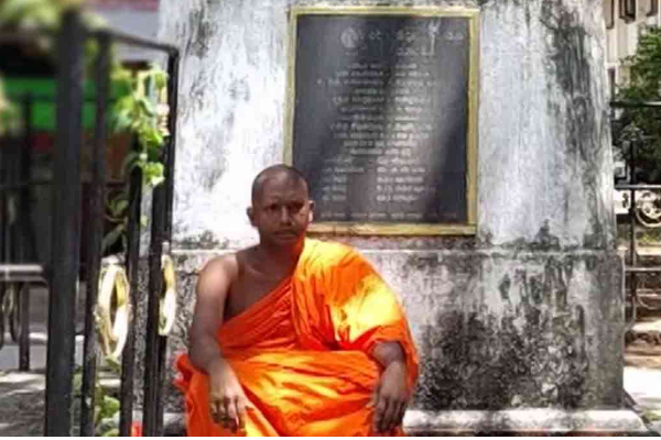 மஹிந்தவின் பாதுகாப்பிற்காக உண்ணாவிரதத்தில் குதித்த தேரர் | A Monk Has Hunger Strike For Mahinda