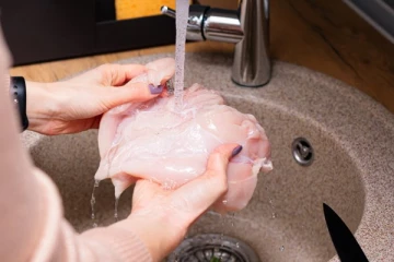 கோழிக்கறியை சமைப்பதற்கு முன் அலச கூடாதா?