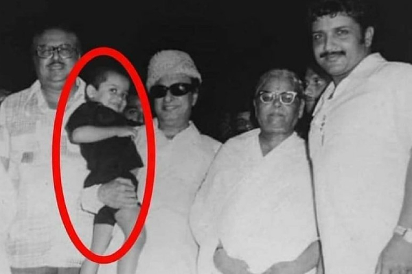 இந்த புகைப்படத்தில் எம்.ஜி.ஆர் தூக்கி வைத்திருக்கும் சிறுவன் யார் தெரியுமா? தமிழ் சினிமாவின் முன்னணி ஹீரோ | Top Actor Childhood Photo With Mgr