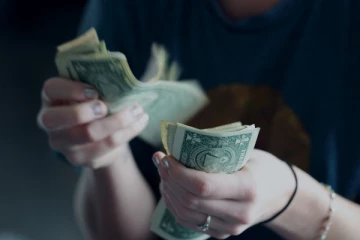 இந்த கிழமையில் இதை செய்தால் கையில் பணம் அதிகம் சேருமாம்! லட்சாதிபதியாகலாம்...ஒரு முறை செய்யுங்க