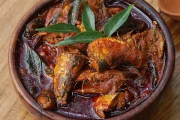 மண்சட்டியில் மாங்காய் மத்தி மீன் குழம்பு: எப்படி செய்வது?