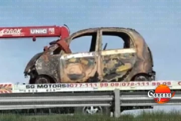 අධිවේගී මාර්ගයේ මෝටර් රථයක් ගිනිගනී