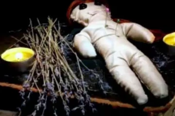 மகனுக்கு பில்லி சூனியம் வைத்ததாக சந்தேகம் - 200 பேரை நடுரோட்டில் எரித்த கேங் லீடர்