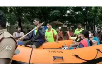 ரணகளத்திலும் உனக்கு குதூகலம் கேட்குதா...? பெண் செய்த காரியம் - திட்டித்தீர்க்கும் நெட்டிசன்கள்