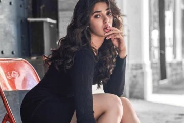 19 வயது நடிகையையும் விட்டு வைக்காத 42 வயது வாரிசு நடிகர்!! அப்படியொரு வெறியா!!