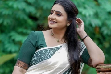 புடவையின் அழகில் மயக்கும் நடிகை சுஜிதாவின் அழகிய போட்டோஸ்