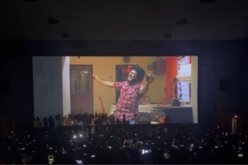 வாரணம் ஆயிரம் ரீ-ரிலீஸ் - அலப்பறையை கூட்டும் ரசிகர்கள் - வைரல் வீடியோ