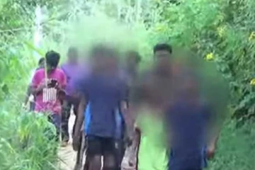 නිවෙස් වලින් පැන ගිය දරුවන් ගල් ගුහාවකින් හමුවෙයි - (VIDEO)