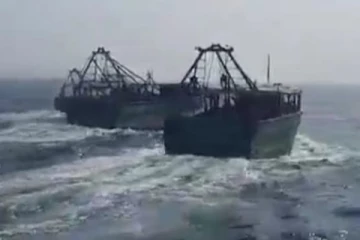 இலங்கை கடற்படையினரால் துரத்தப்பட்ட இந்திய மீனவர்கள் (Photos)