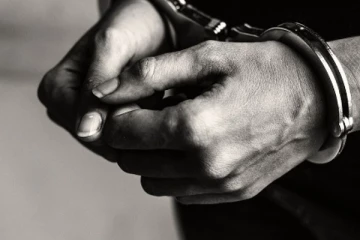 මත්ද්‍රව්‍ය වලට ඇබ්බැහි වූ කාන්තාවක් දරුවා උකසට තබයි..