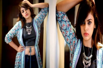 பட்டு சேலையில் பஞ்சவர்ணகிளி போல் காட்சியளிக்கும் பிரபல நடிகை! இணையவாசிகளை கவர்ந்த புகைப்படங்கள்