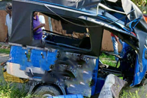 ரயிலுடன் மோதி முச்சக்கரவண்டி விபத்து; ஸ்தலத்தில் சாரதி பலி | Three Wheeler Collides With Train Srilanka ரயிலுடன் மோதி முச்சக்கரவண்டி விபத்து; ஸ்தலத்தில் சாரதி பலி | Three Wheeler Collides With Train Srilanka