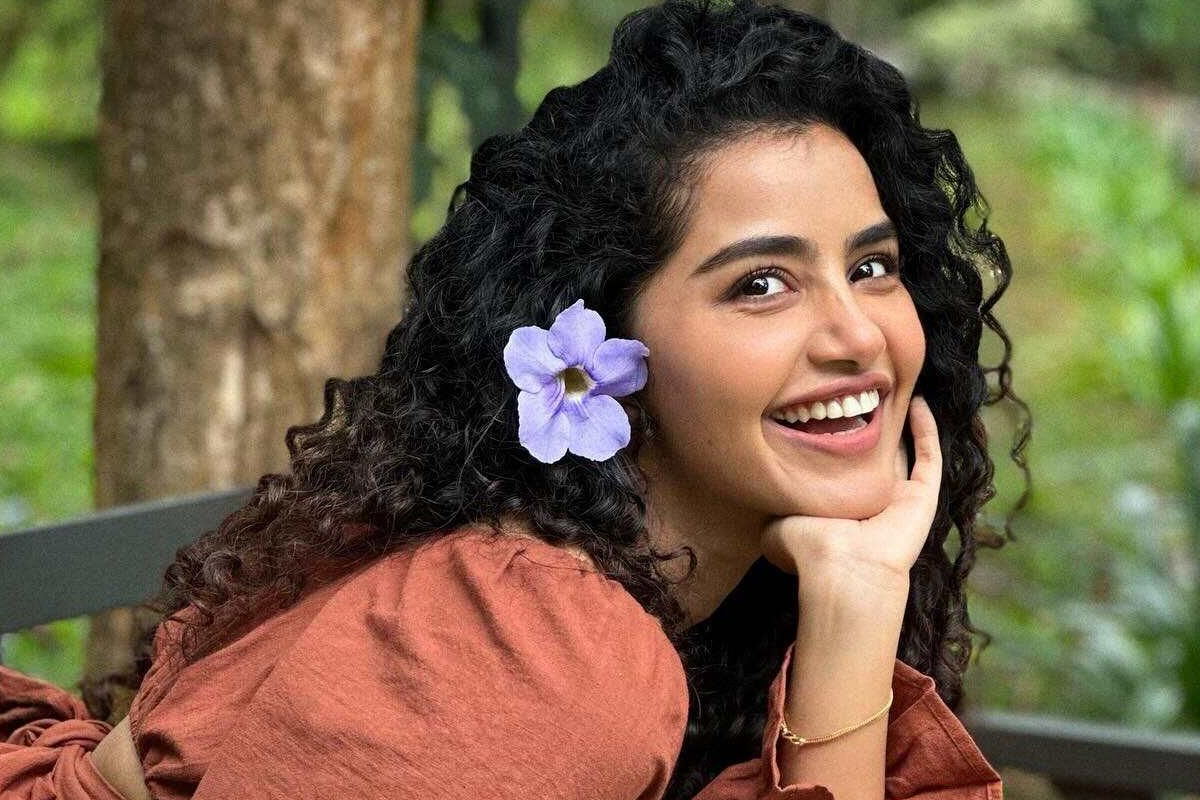 இந்த புகைப்படத்தில் இருக்கும் ஸ்டார் நடிகை யார் என்று தெரியுமா? | Anupama Parameswaran Childhood Photo With Brother