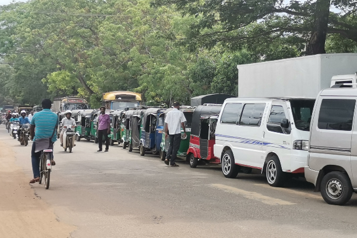 பல பிரதேசங்களில் எரிபொருளுக்கு தட்டுப்பாடு? நீண்ட வரிசைகளில் மக்கள் | Fuel Shortage Reported In Several Areas பல பிரதேசங்களில் எரிபொருளுக்கு தட்டுப்பாடு? நீண்ட வரிசைகளில் மக்கள் | Fuel Shortage Reported In Several Areas