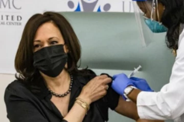 கொரோனா தடுப்பூசியை செலுத்திக் கொண்டார் அமெரிக்க துணை அதிபர் கமலா ஹாரிஸ்!