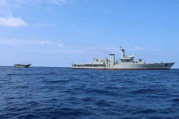 வெளிநாட்டு கப்பலை சிறைப்பிடித்த இலங்கை கடற்படை!