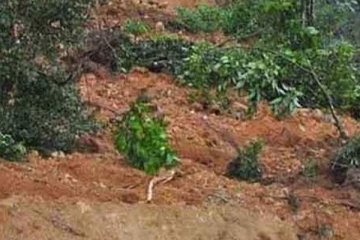 මාර්ගයකට පස් කන්දක් කඩා වැටීමෙන් ගමනාගමනයට බාධා..