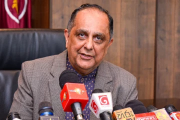 බස්නාහිර පළාත් ආණ්ඩුකාර හනීෆ් යූසුෆ් මහතා ධුරයෙන් ඉල්ලා අස්වීමට සූදානම් [PHOTO]