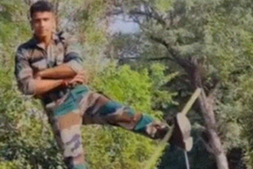 ஒற்றை குச்சியில் அந்தரத்தில் நிற்கும் ராணுவ வீரர்! மிரள வைத்த சாகச காட்சி.... நொடியில் நடக்கும் ஆச்சரியம்