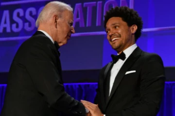 அமெரிக்க அதிபரை மேடையில் வைத்து கலாய்த்த நகைச்சுவை நடிகர்!