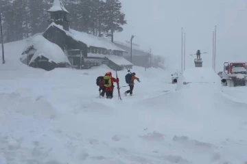 கலிபோர்னியா ஏற்பட்ட பனிச்சரிவில் சிக்கிய 9 பேர் மாயம்