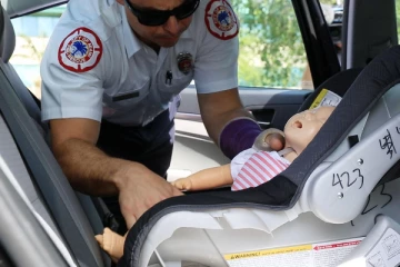 குழந்தையை காருக்குள் பூட்டிவிட்டு கடவுளை வேண்டச் சென்ற பெற்றோர்: வந்து பார்த்தபோது நேர்ந்த துயரம்