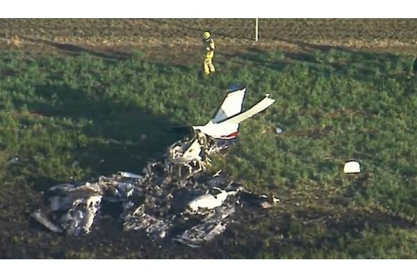 plane crash in queensland and 2 killed