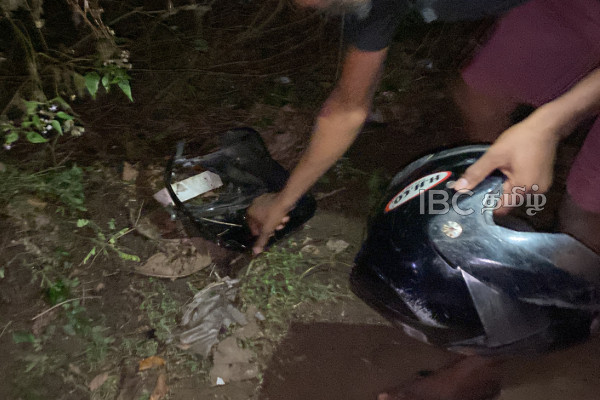 மட்டக்களப்பில் நள்ளிரவில் பதற்றம்...! இளைஞர்களை தலைக்கவசத்தால் தாக்கிய காவல்துறையினர் | Police Clash Injures 2 In Kaluvanchikudy Area