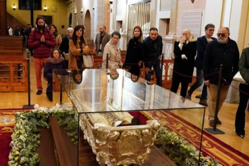 440 ஆண்டுகளுக்கு முன்பு இறந்தவரை காண கூடிய கூட்டம்!