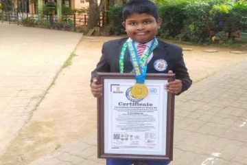 அசாதாரண நினைவாற்றலால் உலக சாதனை புத்தகத்தில் இடம்பிடித்த தமிழ் சிறுவன் (படங்கள்)