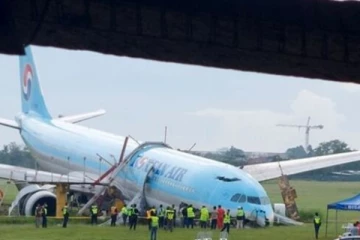 ලිස්සා ගොස් අනූනවයෙන් බේරුණු මගී ගුවන්යානය..