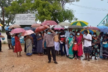 கொட்டும் மழையிலும் நீதி கேட்டு யாழில் மீனவர்கள் போராட்டம்! (காணொளி)