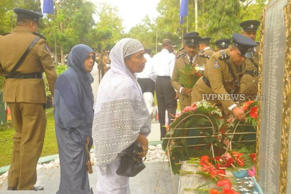 நாட்டிற்காக உயிரிழந்த தனது பொலிஸ் மகனின் பெயரை தேடி அழுத தாய்! | Cry Mother Searches Name Her Deceased Police Son