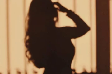 பரிதாபப்பட்ட நடிகையின் தில்லுமுல்லு வேலை!! இப்படியொரு ஹிஸ்ட்ரி இருக்கா..